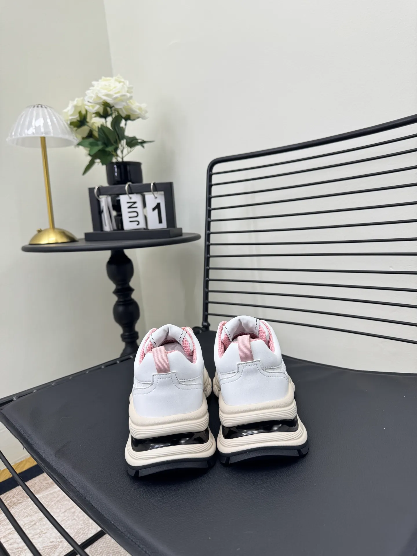 Men's men's shoes P660! Size: 35-41 Chanel 25C new Chanel sports and casual shoes. Versatile white shoes. You can’t go wrong with the styles. The contrasting colors are full of vitality. The logo embossed on the side is very delicate on the feet. The upper is made of original customized materials. The original outsole.
